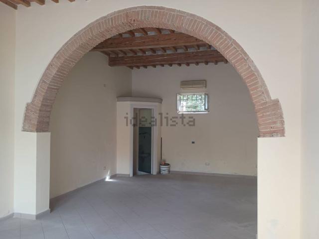 Locale Commerciale in affitto a Le Melorie, Ponsacco