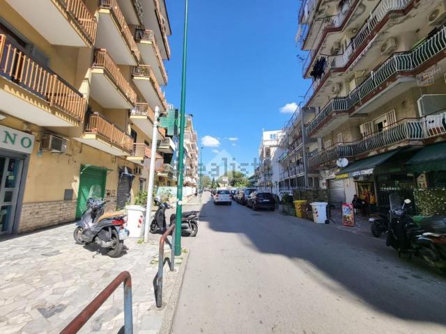 Locale Commerciale in affitto a Camaldoli, Pianura