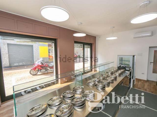 Locale Commerciale in affitto a Sant'Antonino Ticino, Lonate Pozzolo