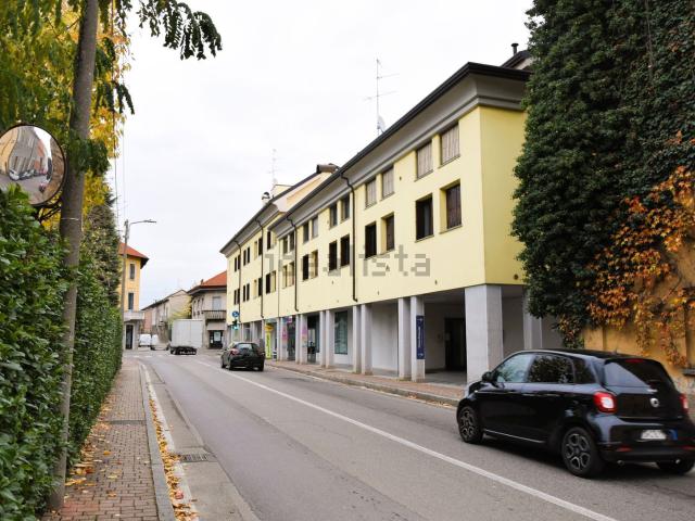 Locale Commerciale in affitto a Meda, Lombardia