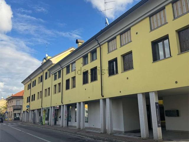 Locale Commerciale in affitto a Meda, Lombardia
