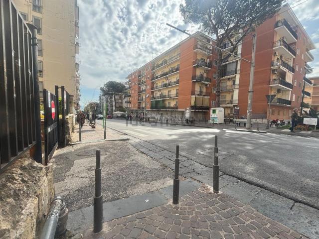 Locale Commerciale in affitto a Municipalità 3, Campania