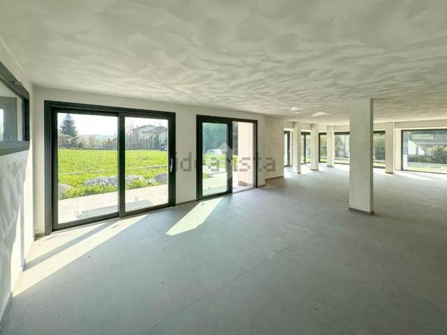 Locale Commerciale in affitto a Colle Brianza, Lombardia