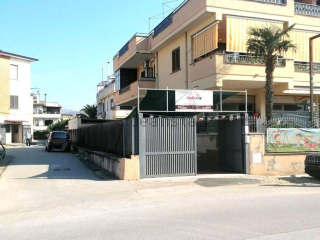 Locale Commerciale in affitto a Maddaloni, Campania