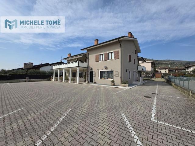 Locale Commerciale in affitto a Sant'ambrogio Di, Veneto