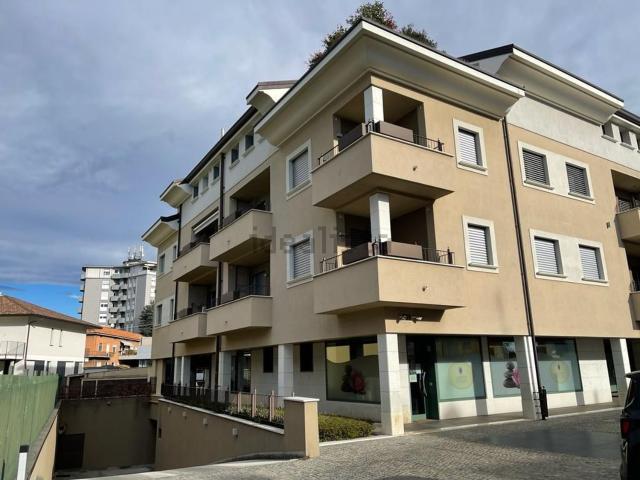 Locale Commerciale in affitto a Robbiano, Giussano