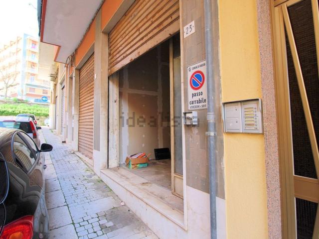 Locale Commerciale in affitto a Cappuccini, Ragusa