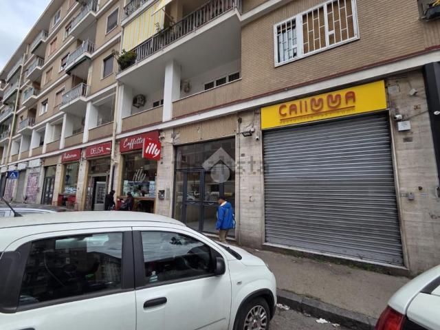 Locale Commerciale in affitto a Municipalità 9, Campania