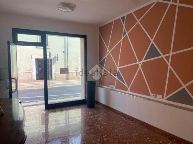 Locale Commerciale in affitto a Villafranca Di Verona, Veneto