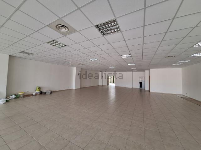 Locale Commerciale in affitto a Colle delle Api, Campobasso