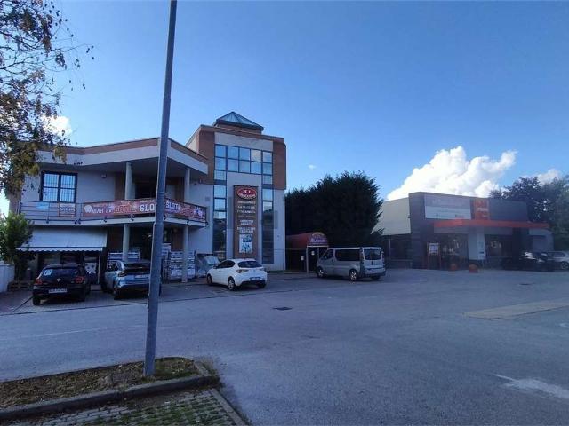 Locale Commerciale in affitto a Piemonte, Cuneo