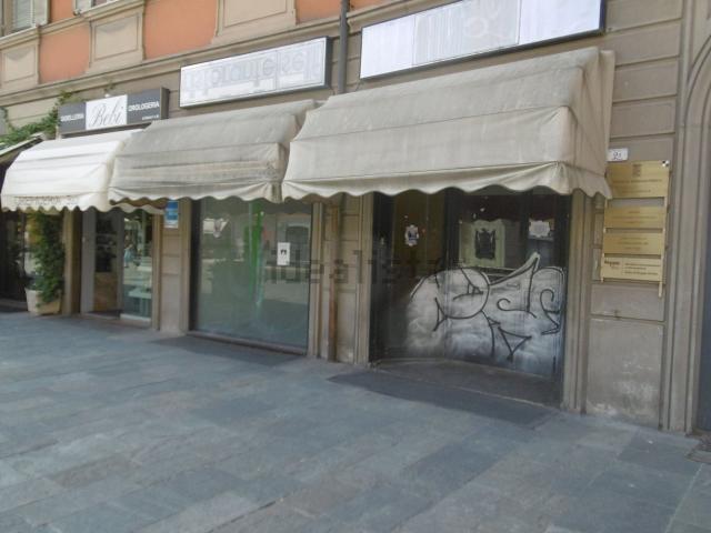 Locale Commerciale in affitto a San Francesco-Giardini Pubblici, Re