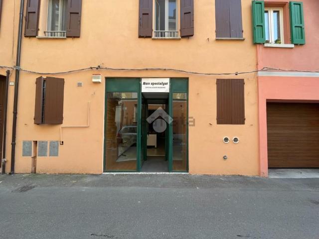 Locale Commerciale in affitto a Pianura Reggiana, Re