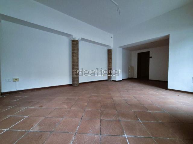 Locale Commerciale in affitto a Unione di Comuni della Romagna Forlivese, Quattro