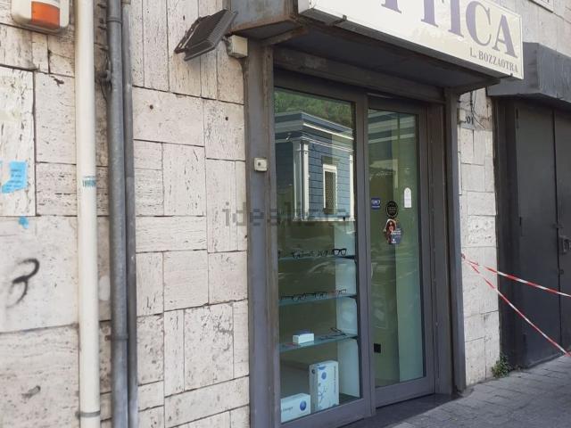 Locale Commerciale in affitto a Municipalità 10, Campania