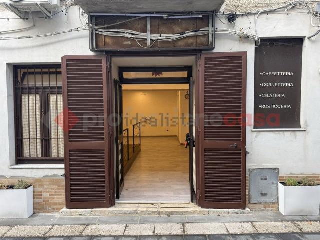 Locale Commerciale in affitto a Cervinara, Campania