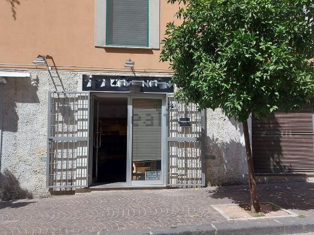 Locale Commerciale in affitto a Salerno, Campania