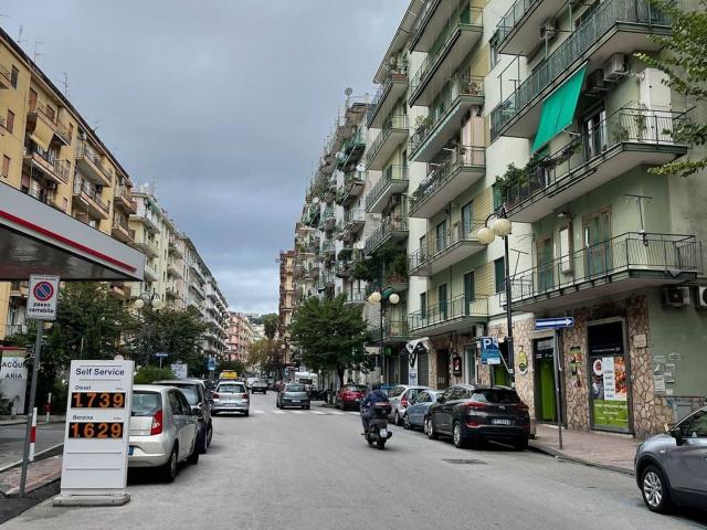 Locale Commerciale in affitto a Salerno, Torrione