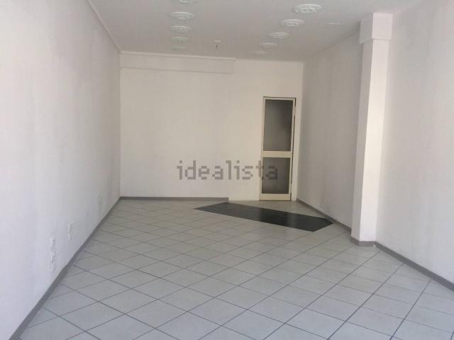 Locale Commerciale in affitto a Navacchio, Cascina