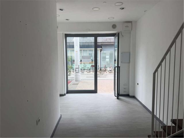 Locale Commerciale in affitto a Riccione, Reggio Emilia