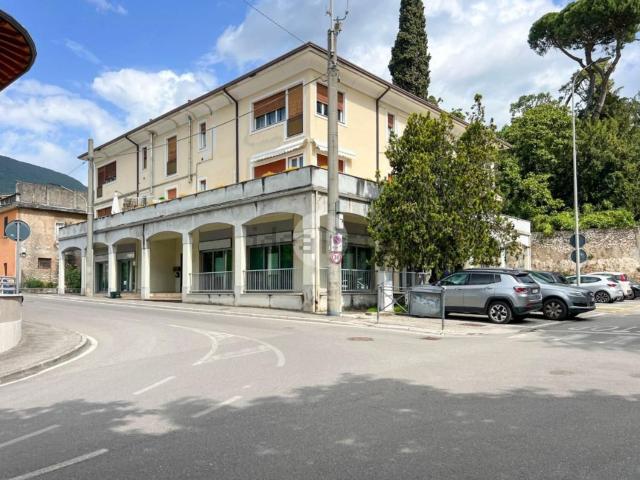 Locale Commerciale in affitto a Cave, Botticino
