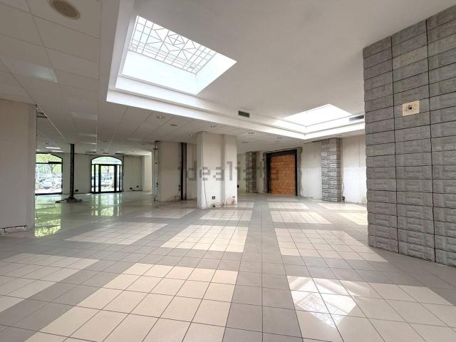 Locale Commerciale in affitto a Unione di Comuni della Romagna Forlivese, Quattro