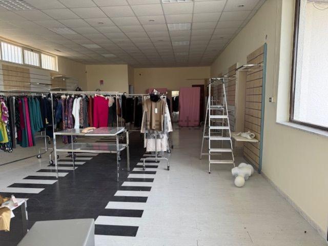 Locale Commerciale in affitto a Carinola, Campania