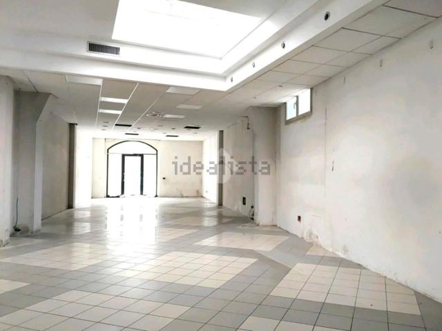 Locale Commerciale in affitto a Unione di Comuni della Romagna Forlivese, Quattro