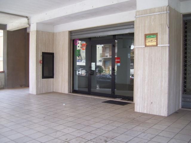 Locale Commerciale in affitto a Ragusa, Cappuccini