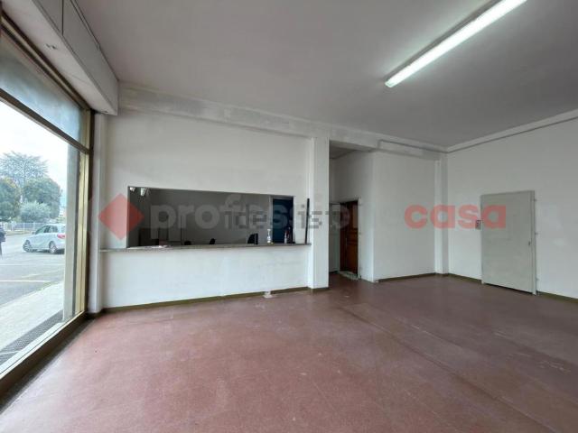 Locale Commerciale in affitto a Chiani, Palazzo Del Pero