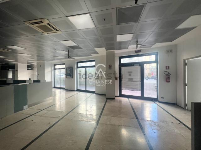 Locale Commerciale in affitto a Salerno, Campania