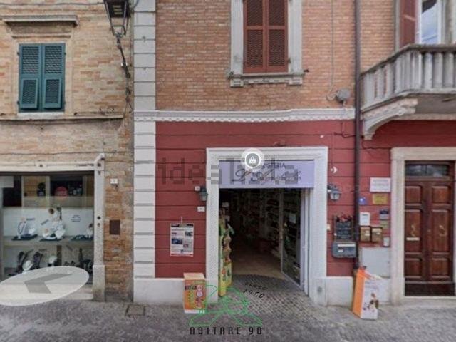 Locale Commerciale in affitto a Centro storico, Marche