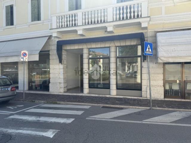 Locale Commerciale in affitto a Centro, Montebelluna