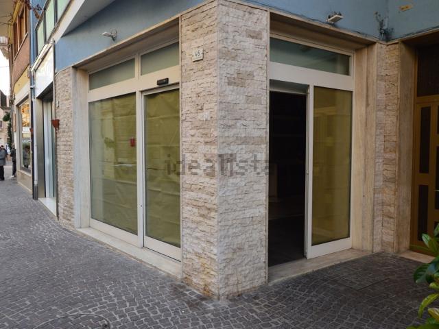 Locale Commerciale in affitto a Albula centro, Marche