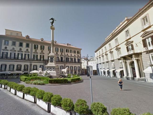 Locale Commerciale in affitto a Municipalità 1, Campania