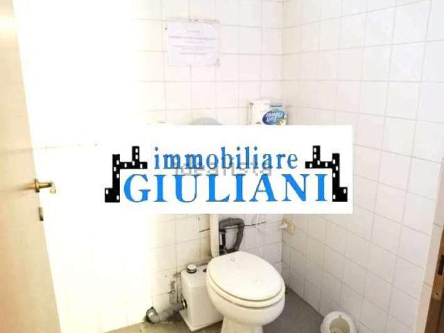 Locale Commerciale in affitto a Re, Reggio Emilia