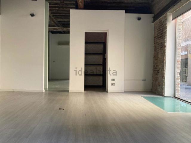 Locale Commerciale in affitto a Centro storico, Marche
