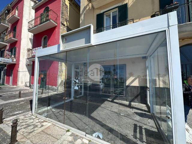 Locale Commerciale in affitto a Rione Ortodonico, Pozzuoli