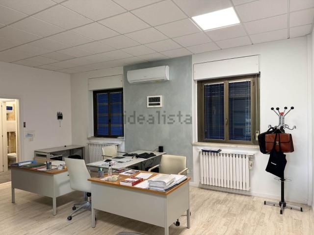 Locale Commerciale in affitto a Pieve Emanuele, Lombardia