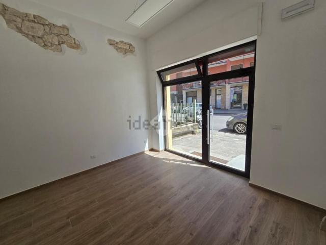 Locale Commerciale in affitto a Ovest, Brenzone