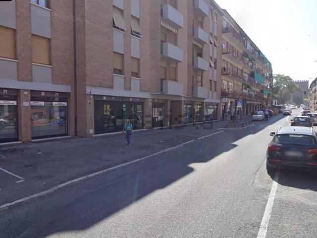 Locale Commerciale in affitto a Camollia, Siena