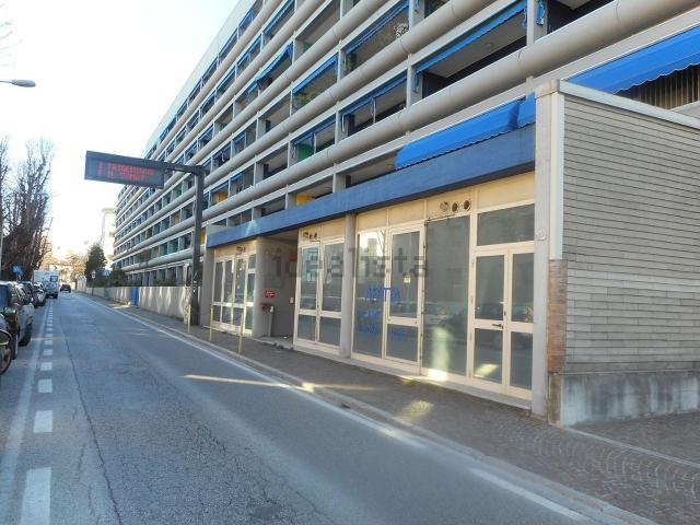 Locale Commerciale in affitto a San Paolo, Reana Del Roiale