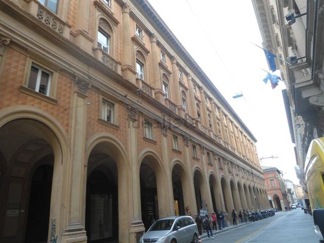 Locale Commerciale in affitto a Santo Stefano, Bologna