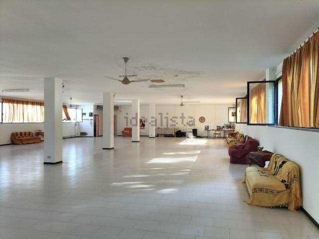 Locale Commerciale in affitto a Marche, Ancona