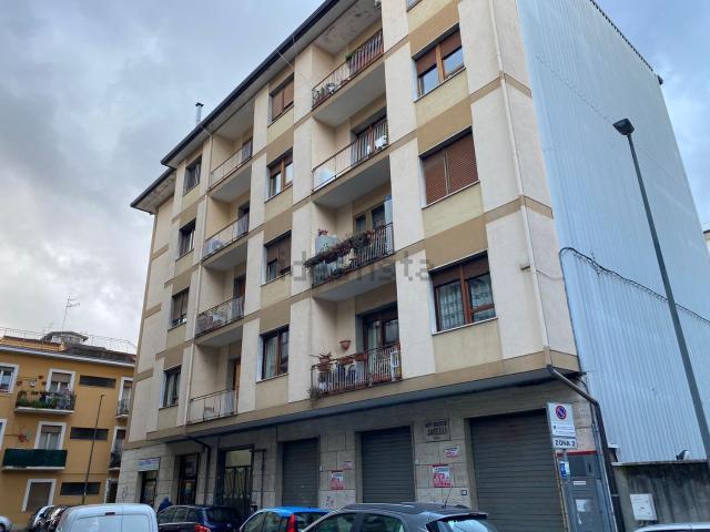 Locale Commerciale in affitto a Avellino, Campania