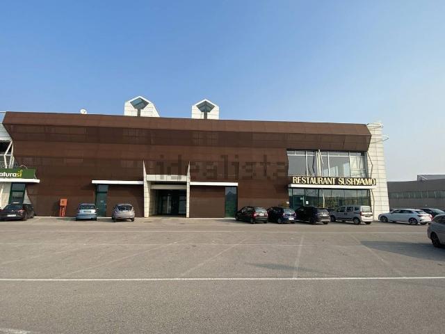 Locale Commerciale in affitto a Villafranca Di Verona, Veneto