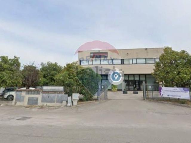 Locale Commerciale in affitto a Sant'Andrea delle Fratte, Cenerente