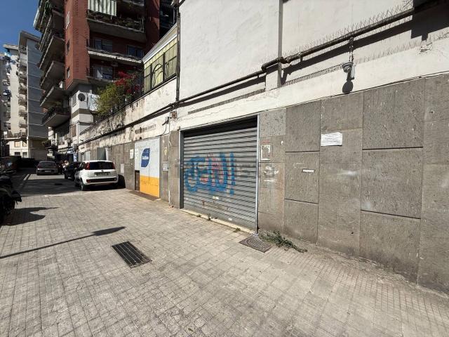 Locale Commerciale in affitto a Municipalità 3, Campania
