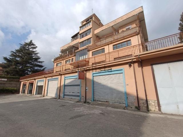 Locale Commerciale in affitto a Calabria, Catanzaro