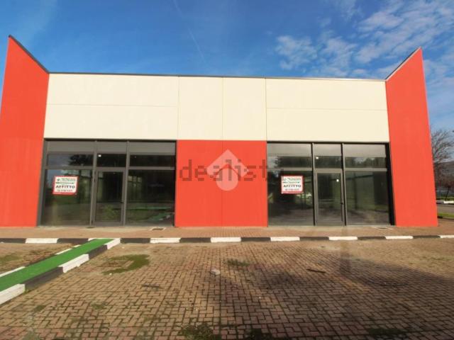 Locale Commerciale in affitto a Carpiano, Lombardia
